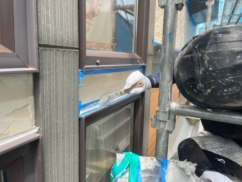 窓まわりのコーキング増し打ちと取り合い部のコーキング打ちを行いました！｜長野県松本市