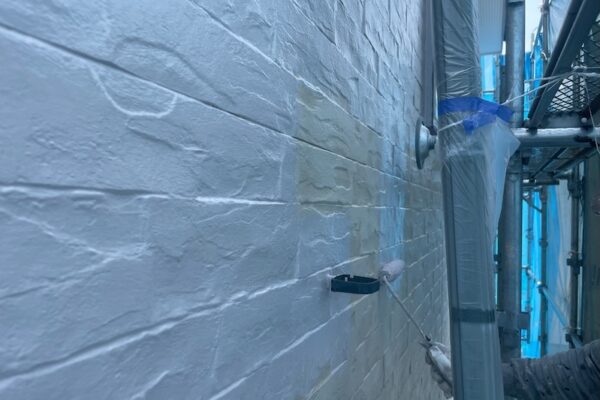 外壁塗装の中塗りと上塗り工程、外壁の塗り回数について｜長野県松本市