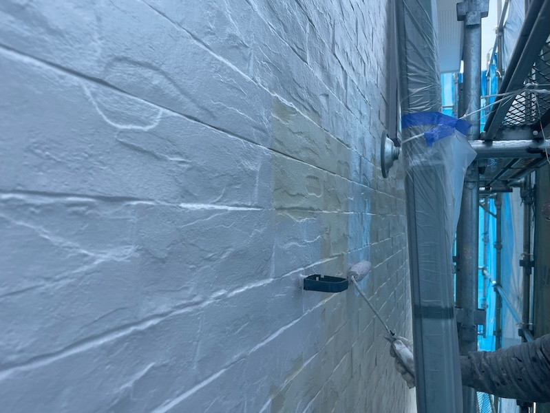 外壁塗装の中塗りと上塗り工程、外壁の塗り回数について｜長野県松本市