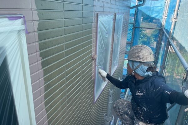 外壁塗装中塗り ダメ込み作業とローラー塗り〜軒天井の塗装をレポート！｜長野県東筑摩郡