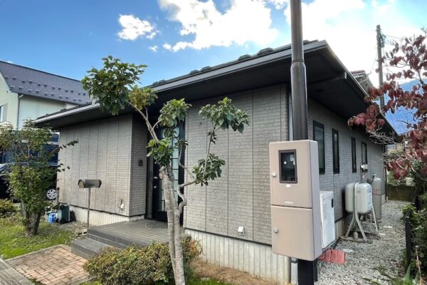 長野県松本市 Y様邸 平屋の外壁塗装工事「汚れが気になってお願いしました。きれいな外観になってよかったです。」
